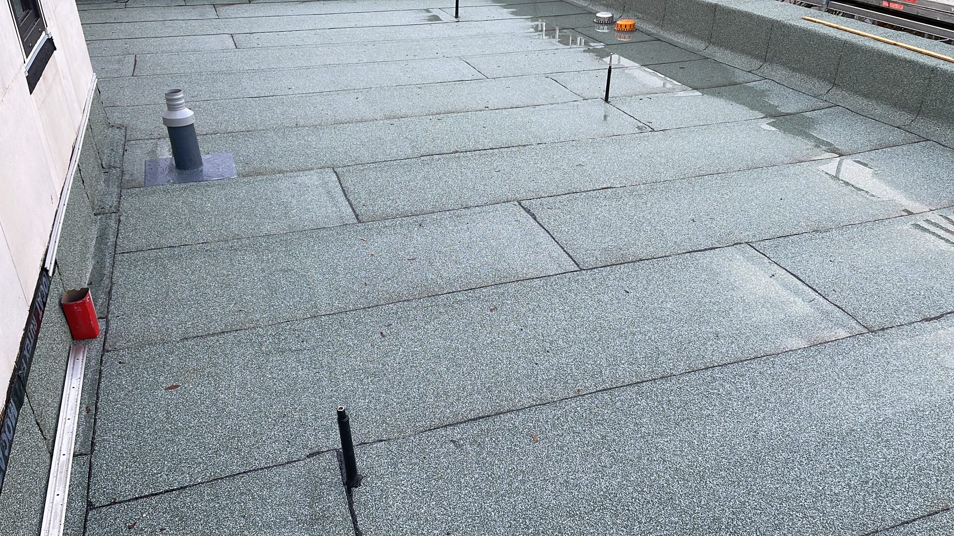 Instalación profesional de tela y membrana impermeabilizante en cubierta
